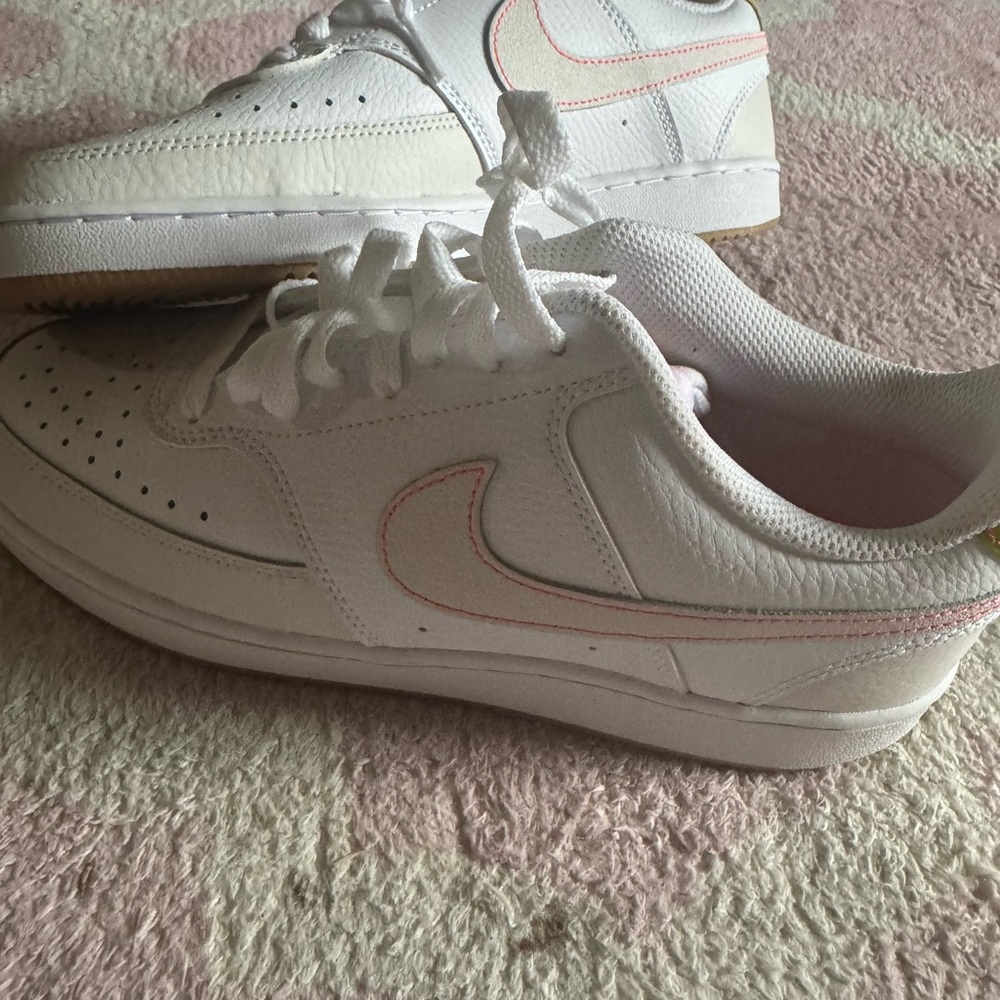 Women’s Nike tennis shoes
